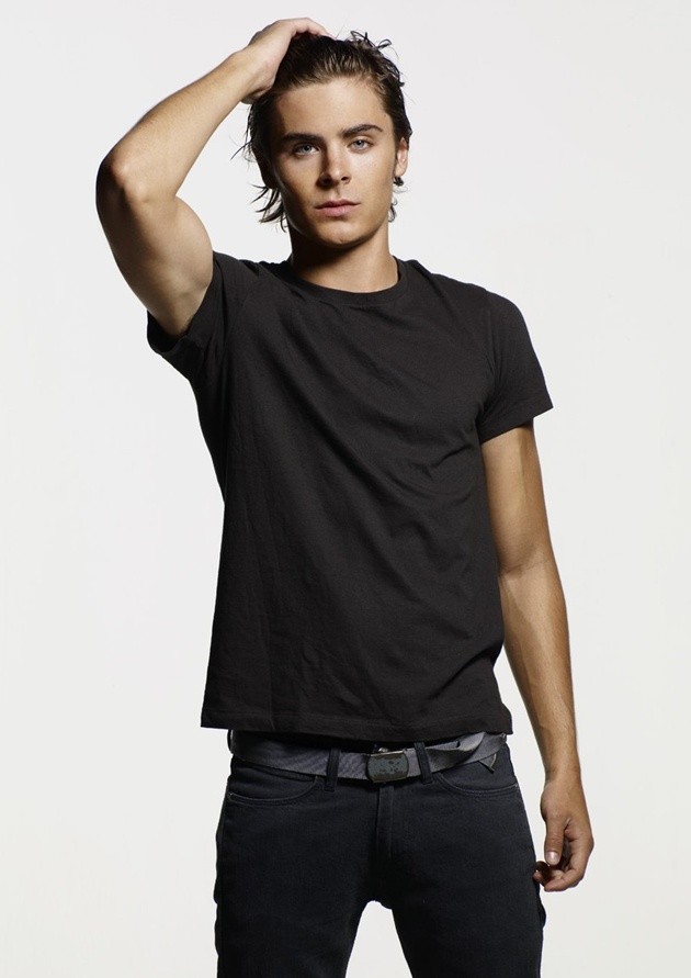 Gambar Foto Zac Efron Bergaya Cool