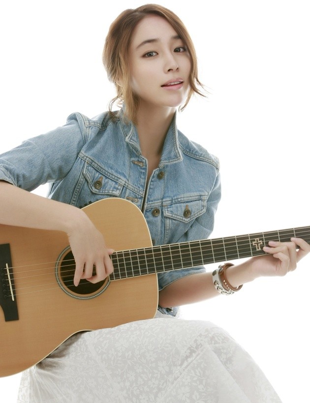 Gambar Foto Lee Min Jung Sedang Asik Bermain Gitar