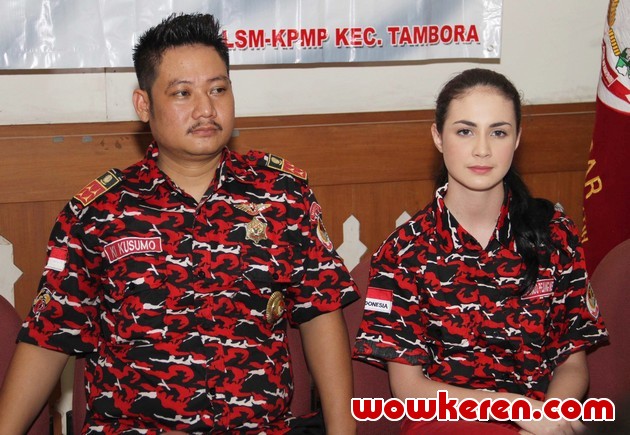 Gambar Foto Arumi Bachsin dan Ki Kusumo di Pelantikan Pimpinan Anak Cabang KPMP
