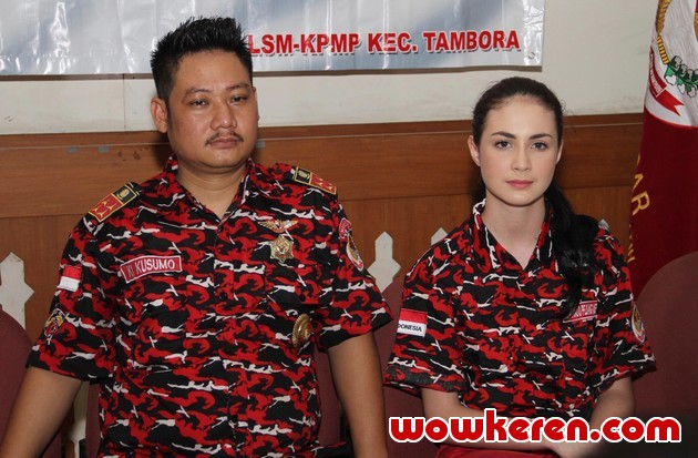 Gambar Foto Arumi Bachsin dan Ki Kusumo di Pelantikan Pimpinan Anak Cabang KPMP