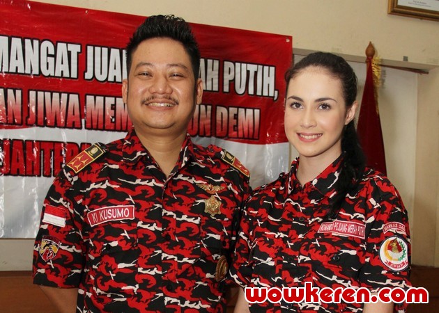 Gambar Foto Arumi Bachsin dan Ki Kusumo di Pelantikan Pimpinan Anak Cabang KPMP