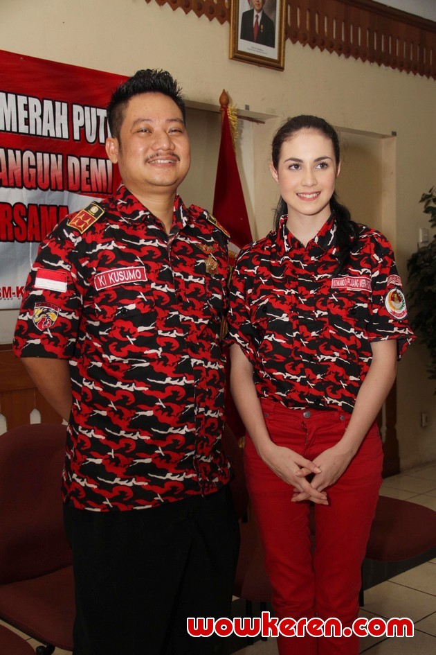 Gambar Foto Arumi Bachsin dan Ki Kusumo di Pelantikan Pimpinan Anak Cabang KPMP