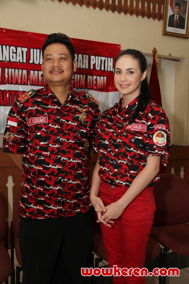 Gambar Foto Arumi Bachsin dan Ki Kusumo di Pelantikan Pimpinan Anak Cabang KPMP