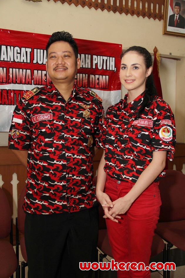 Gambar Foto Arumi Bachsin dan Ki Kusumo di Pelantikan Pimpinan Anak Cabang KPMP