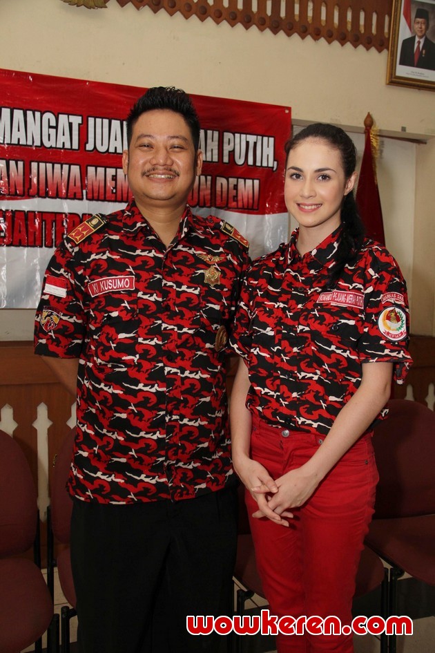 Gambar Foto Arumi Bachsin dan Ki Kusumo di Pelantikan Pimpinan Anak Cabang KPMP