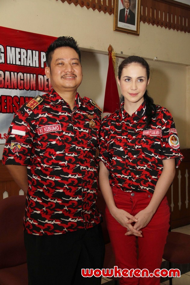 Gambar Foto Arumi Bachsin dan Ki Kusumo di Pelantikan Pimpinan Anak Cabang KPMP