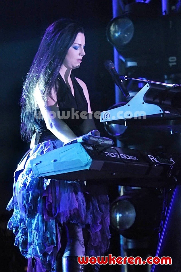 Gambar Foto Evanescence di 'LA Lights Concert Evanescence Live in Jakarta'
