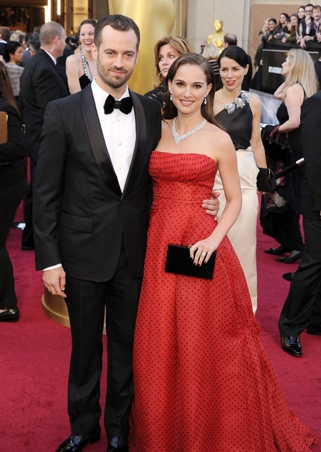 Gambar Foto Natalie Portman dan Benjamin Millepied di Red Carpet Oscar 2012