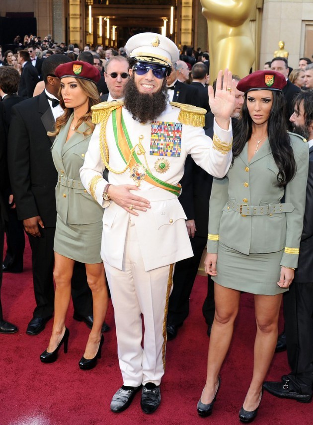 Gambar Foto Sacha Baron Cohen di Red Carpet Oscar 2012