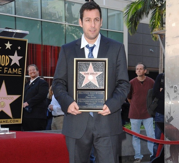 Gambar Foto Adam Sandler Menerima Hollywood Walk of Fame