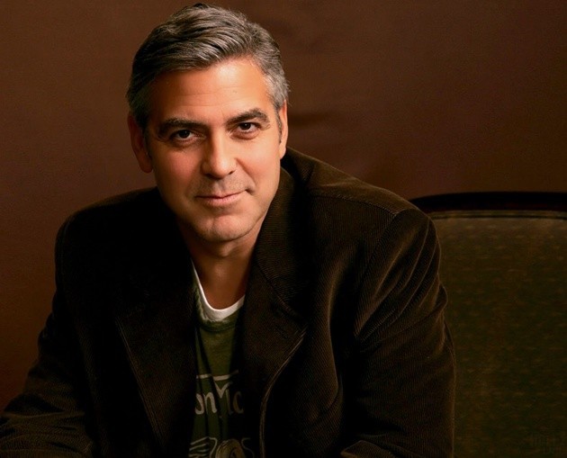 Gambar Foto George Clooney Tampak Cakep dengan Blazer Coklat