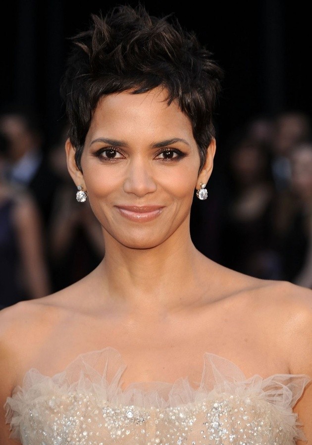 Gambar Foto Halle Berry di Oscar Awards Arrival