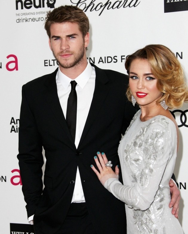 Gambar Foto Miley Cyrus dan Liam Hemsworth di Elton John AIDS Foundation Academy Awards