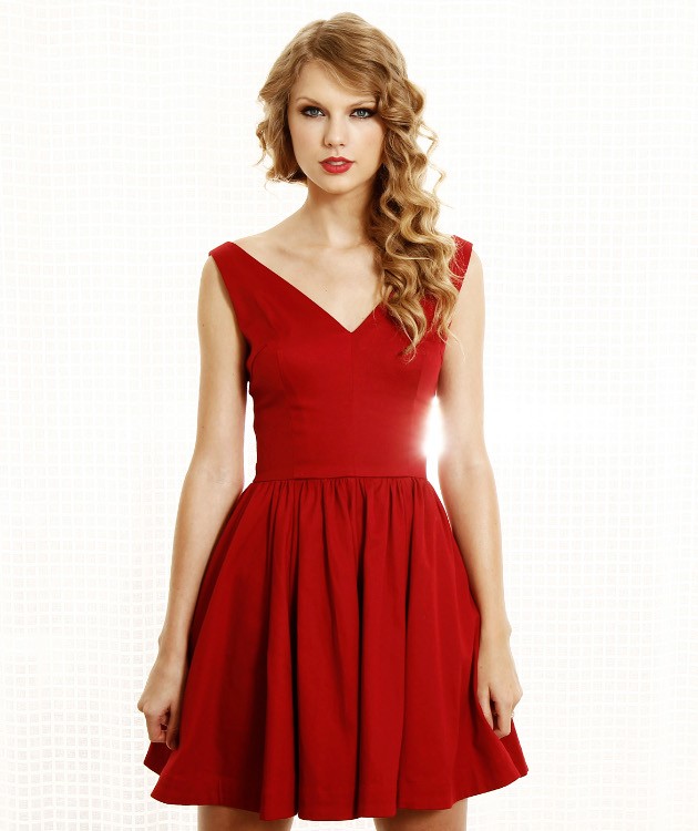 Gambar Foto Taylor Swift Tampil Cantik dan Anggun dengan Dress Merah