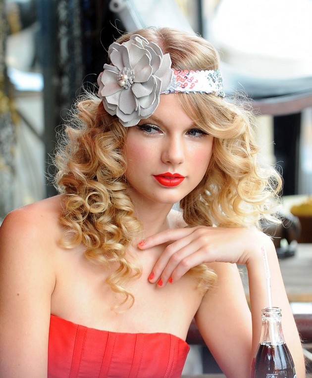Gambar Foto Taylor Swift dengan Rambut Curly Andalannya