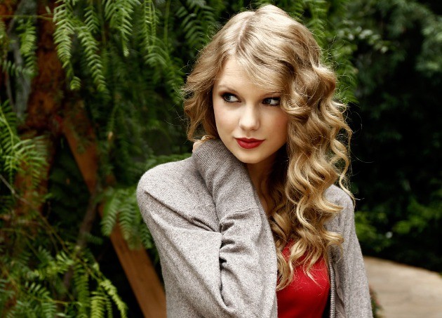 Gambar Foto Taylor Swift Tampak Cantik dalam Pemotretan Berkonsep Outdoor