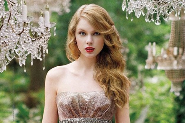 Gambar Foto Taylor Swift di Iklan Komersial Parfum 'Wonderstruck'