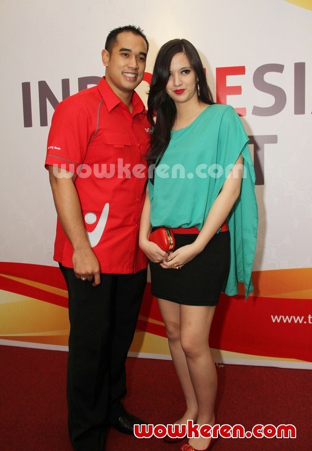 Gambar Foto Nia Ramadhani dan Ardiansyah Bakrie Saat Ditemui di Acara 'Indonesia Hebat'