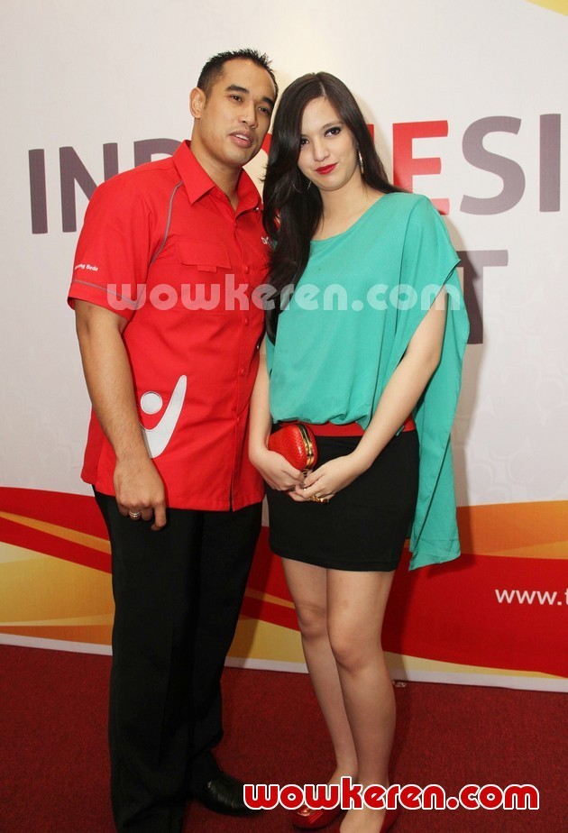 Gambar Foto Nia Ramadhani dan Ardiansyah Bakrie Saat Ditemui di Acara 'Indonesia Hebat'