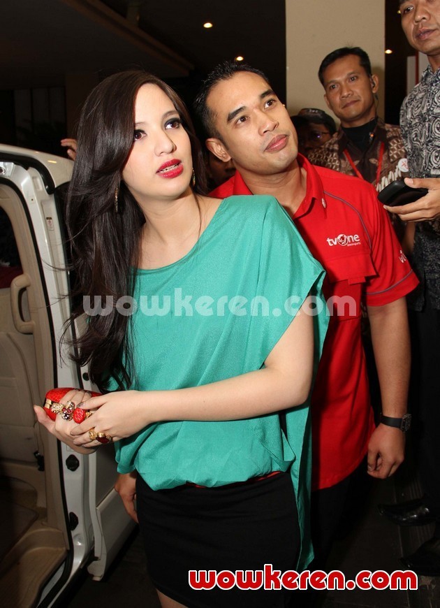 Gambar Foto Nia Ramadhani dan Ardiansyah Bakrie Saat Ditemui di Acara 'Indonesia Hebat'