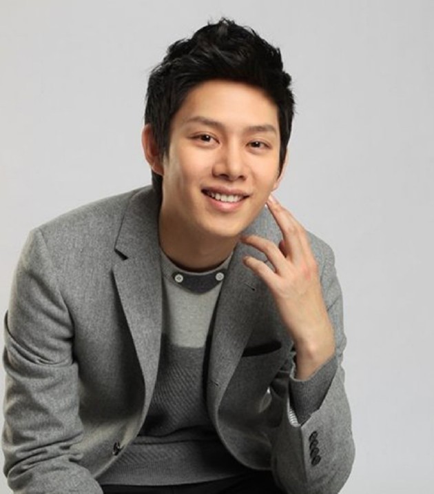Gambar Foto Kim Heechul di Pemotretan untuk Kepentingan Promo