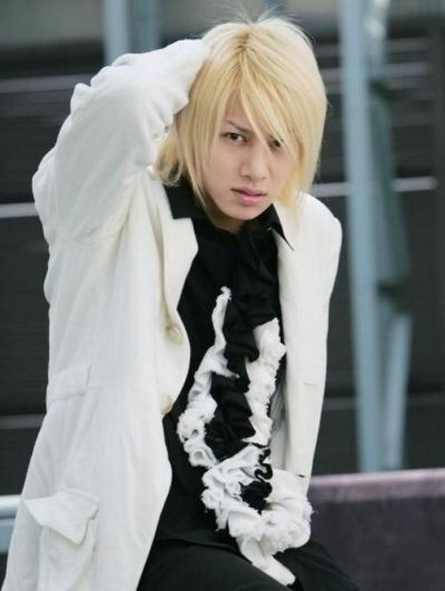 Gambar Foto Kim Heechul di Pemotretan untuk Kepentingan Promo