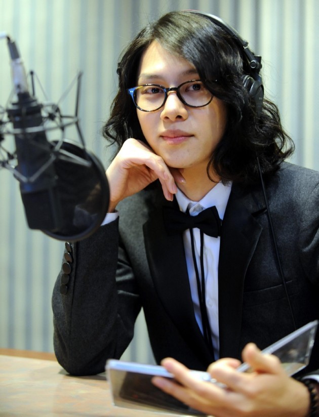 Gambar Foto Kim Heechul di Pemotretan untuk Kepentingan Promo
