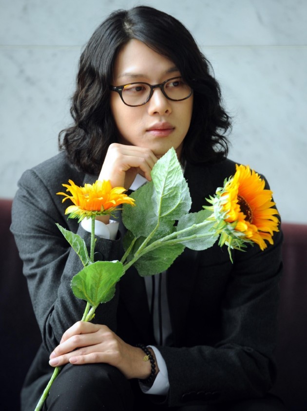 Gambar Foto Kim Heechul di Pemotretan untuk Kepentingan Promo