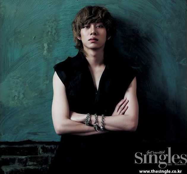 Gambar Foto Kim Heechul di Majalah Singles Korea