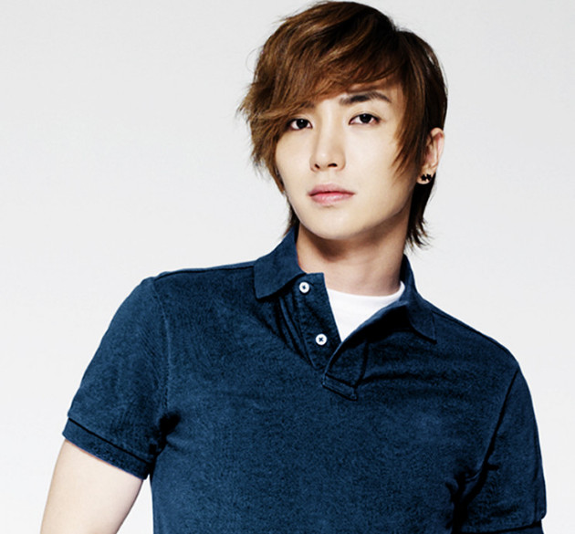 Gambar Foto Leeteuk Tampil Cool di Depan Kamera