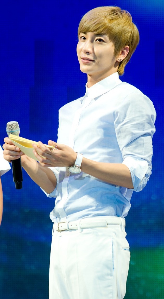 Gambar Foto Leeteuk adalah Leader dari Super Junior