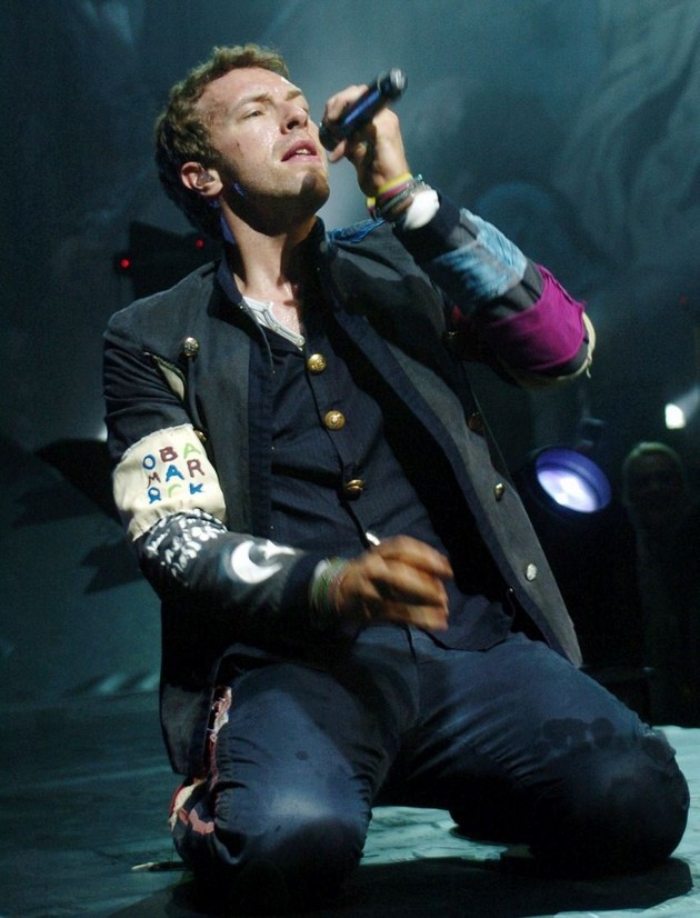 Foto Aksi Sang Vokalis Coldplay, Chris Martin di Atas Panggung