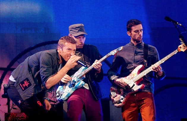 Foto Aksi Coldplay di Atas Panggung