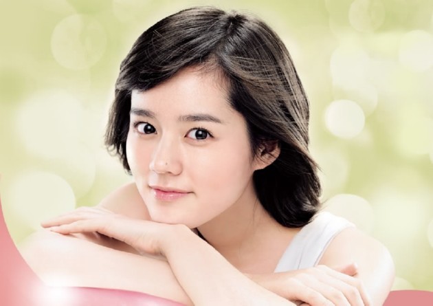 Gambar Foto Han Ga In di Iklan Produk Kosmetik