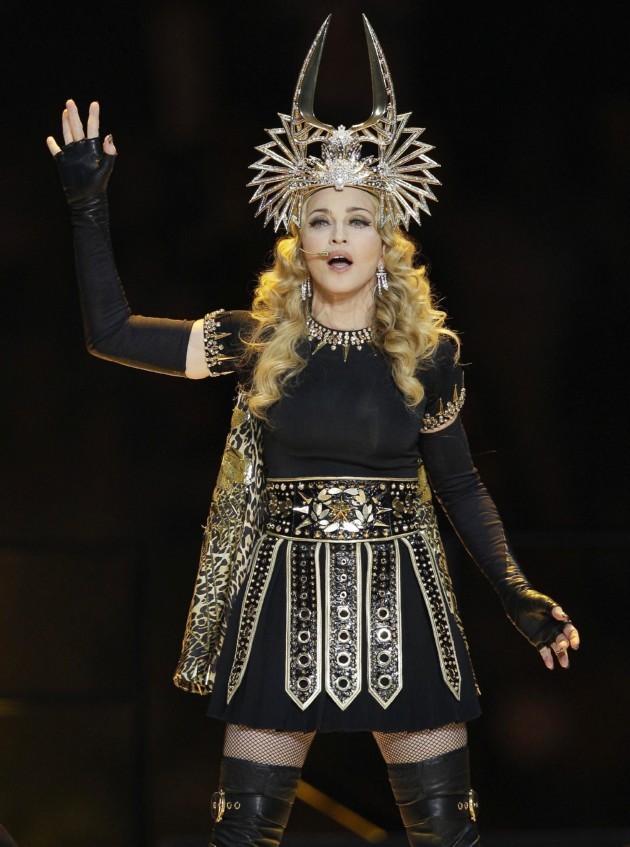 Gambar Foto Madonna di Super Bowl XLVI