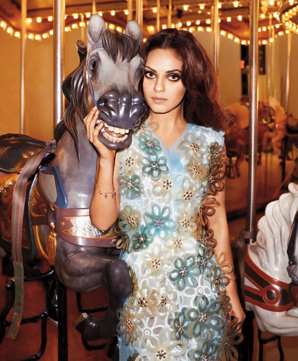 Gambar Foto Mila Kunis dengan Balutan Busana Louis Vuitton