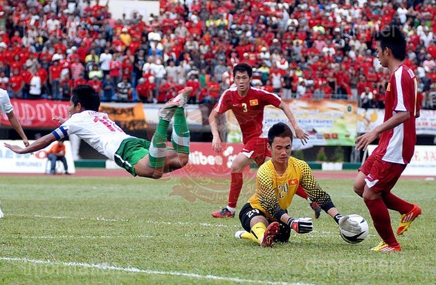 Gambar Foto Penjaga Gawang Vietnam Berusaha Menghadang Pemain Indonesia, Fadly M