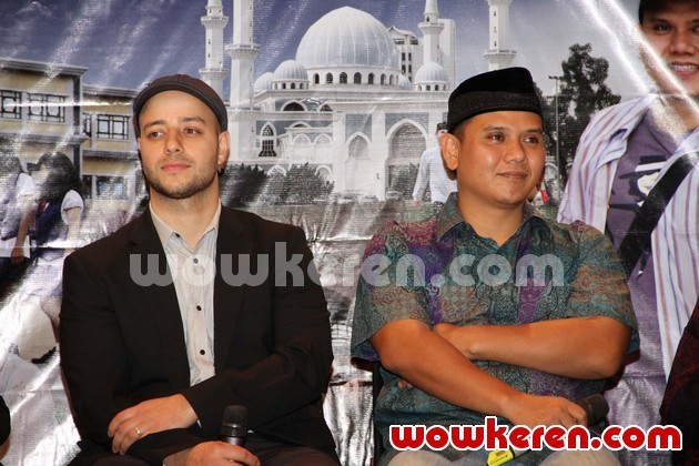 Gambar Foto Maher Zain dan Fadly Padi di Jumpa Pers Serial Religi 'Insya Allah'