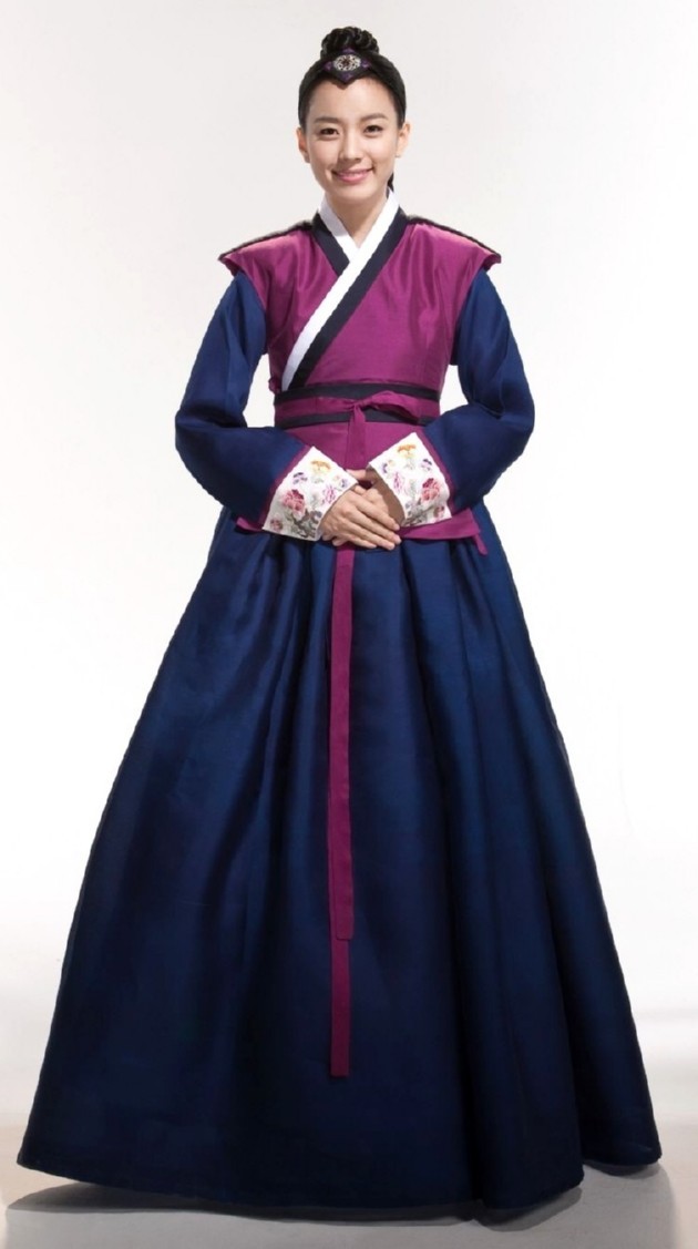 Gambar Foto Han Hyo Joo dengan Busana Tradisional korea