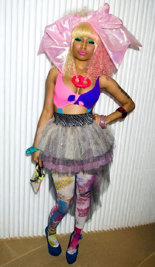 Gambar Foto Nicki Minaj dengan Aksesori Pita Menutupi Kepala