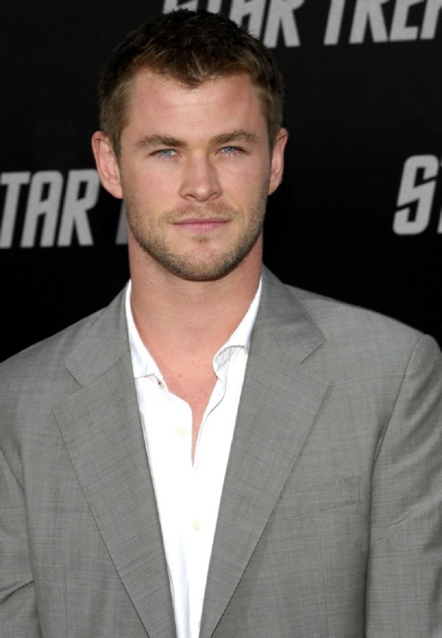 Gambar Foto Chris Hemsworth Menjadi George Kirk di 'Star Trek'