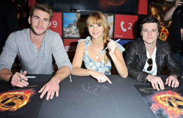 Gambar Foto Josh, Liam dan Jennifer di Kick Off 'The Hunger Games' Mall Tour
