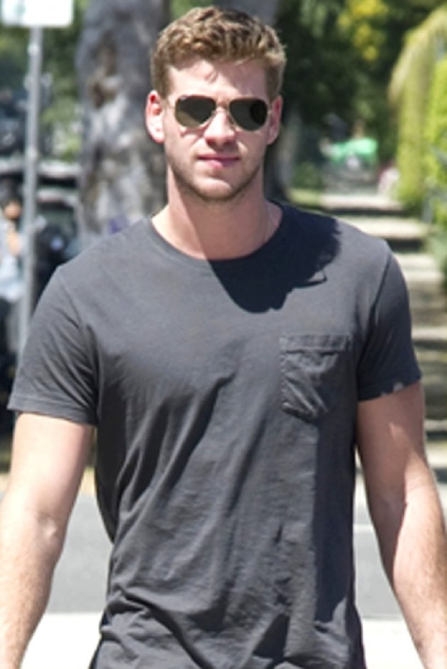 Gambar Foto Liam Hemsworth Saat Berbelanja