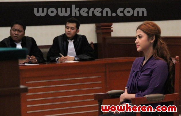 Gambar Foto Dewi Persik Saat Ditemui di Pengadilan Negeri