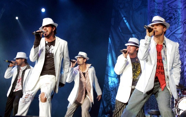 Gambar Foto Backstreet Boys Saat Beraksi di Panggung