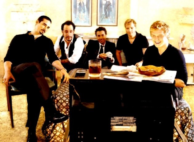 Gambar Foto Backstreet Boys Bersantai Sambil Menonton TV Bersama