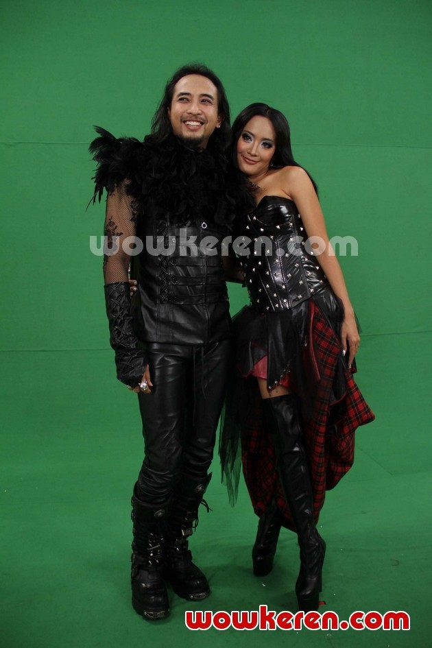 Gambar Foto Piyu Padi dan Inna Kamarie di Proses Syuting Video Klip 'Firasatku'
