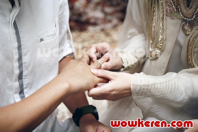 Gambar Foto Rachel Maryam dan Edo Saling Bertukar Cincin