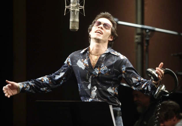 Gambar Foto Marc Anthony Menyanyikan Lagu untuk Album 'El Cantante'