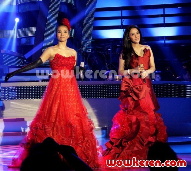 Gambar Foto Duo Maia di Konser SCTV Masterpiece of Koes Plus